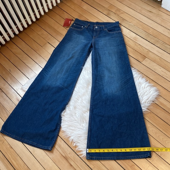 NWT Levi’s Vintage 685 Super Wide Leg Jeans, Size 28 - Picture 10 of 14